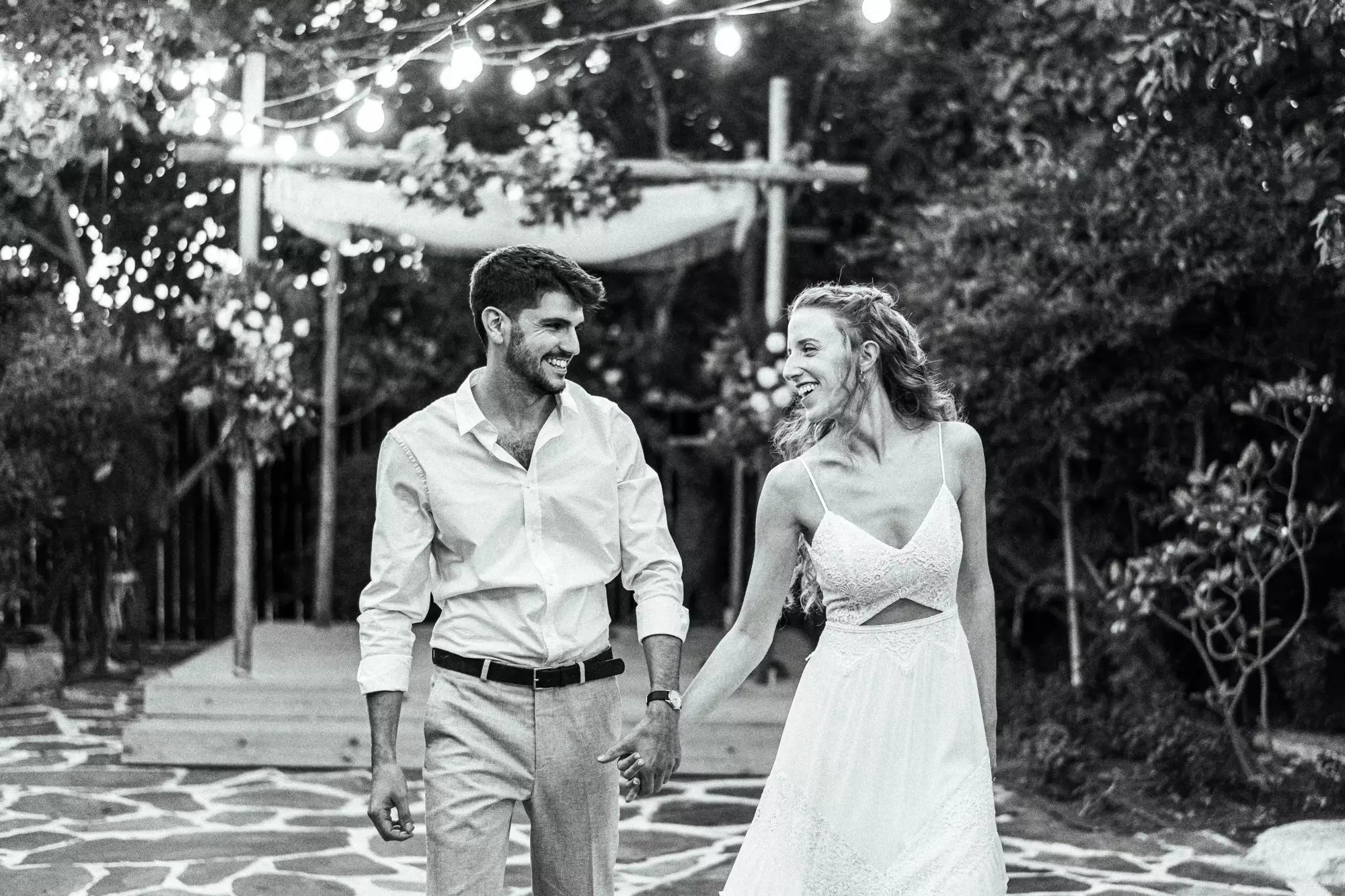 זוג מאושר ביום חתונתם