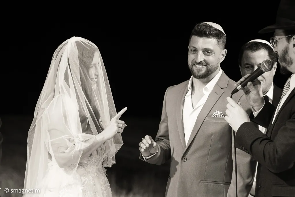 צילום מגנט טבעי – חתן וכלה צוחקים ברחבה