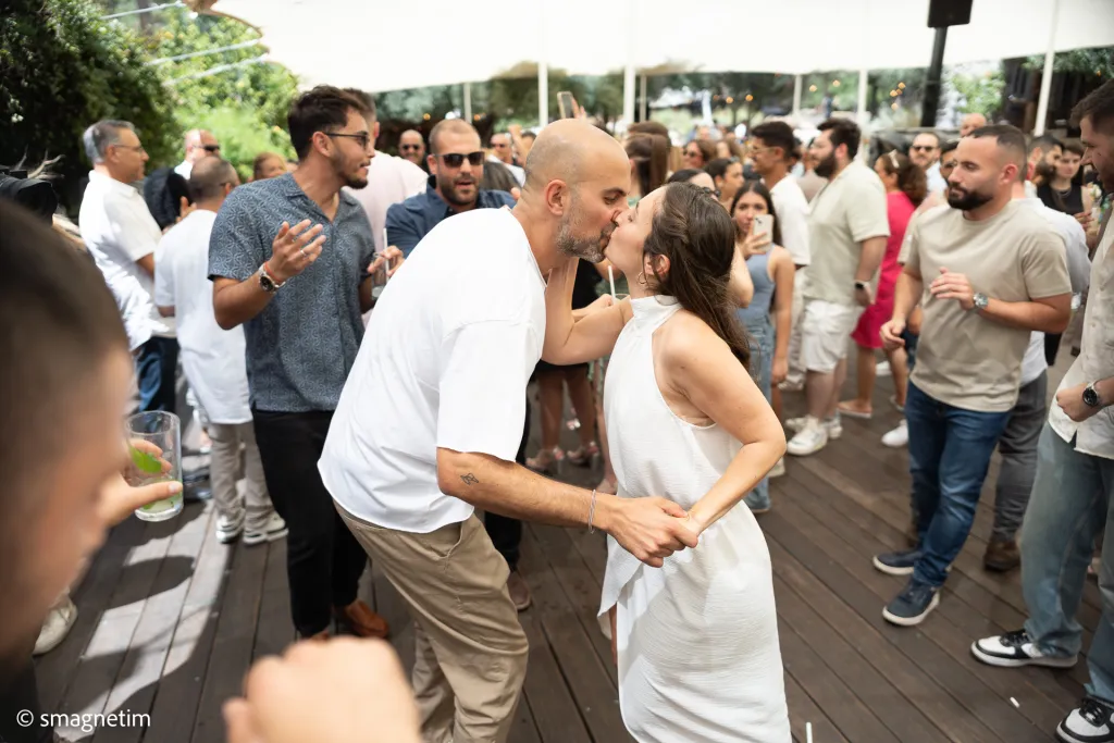 מגנט לחתונה – חתן וכלה נהנים בין החברים