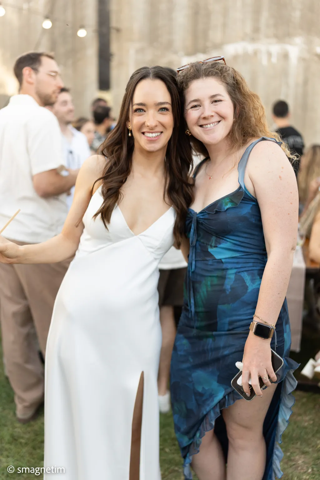 מגנט מודפס – אורחים שמחים בצילום קבוצתי