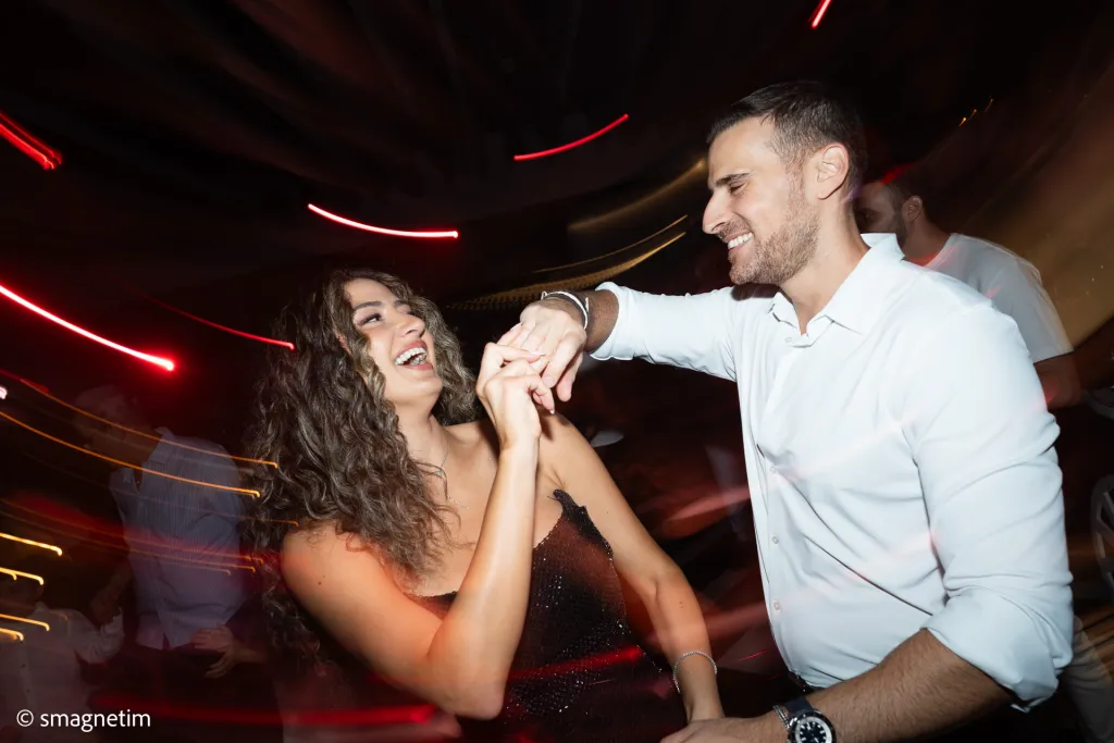 מגנט מודפס – קבוצת חברים בפוזה שמחה