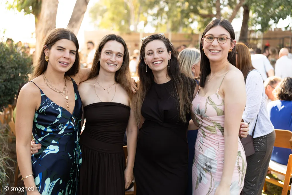 הדפסת מגנט – חברים ומשפחה מצטלמים בחתונה