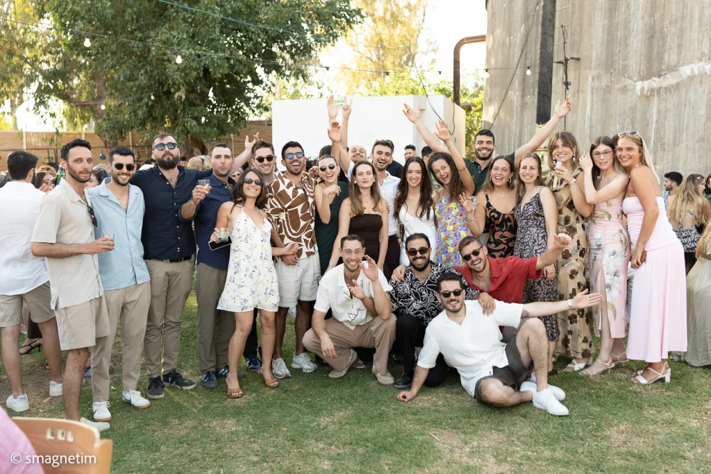 מגנט מודפס – קבוצת אורחים נהנית באירוע