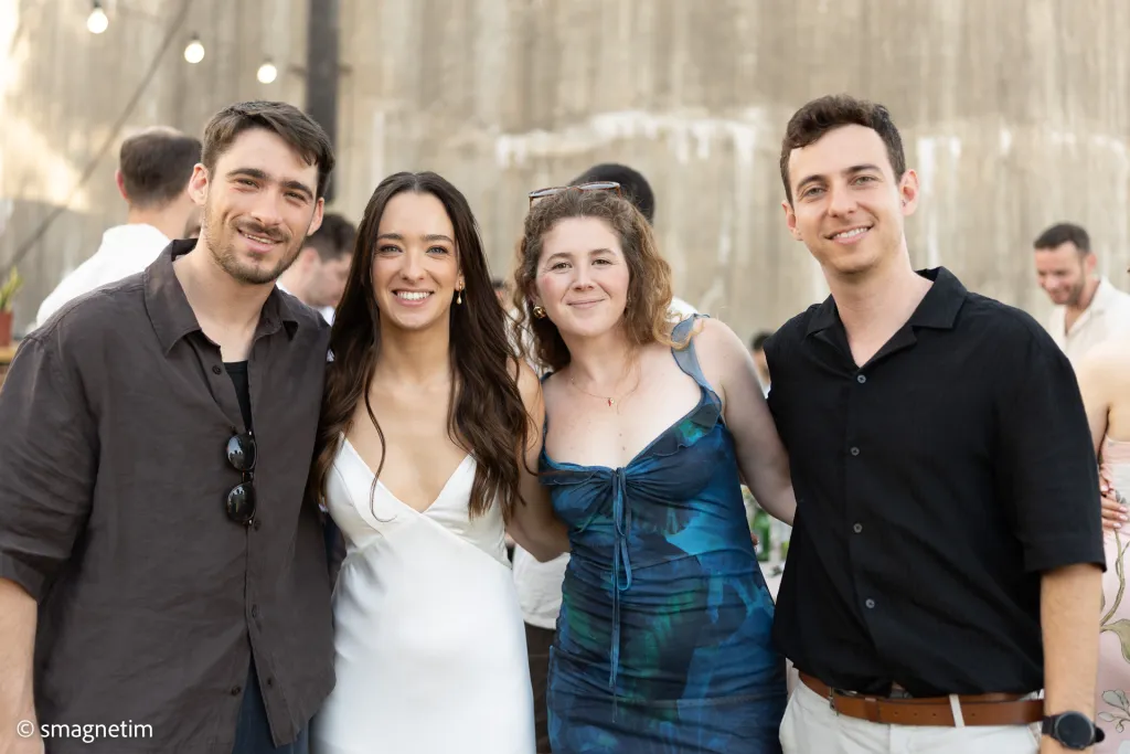 צילום מגנט – אורחים בשיא השמחה ברחבת ריקודים